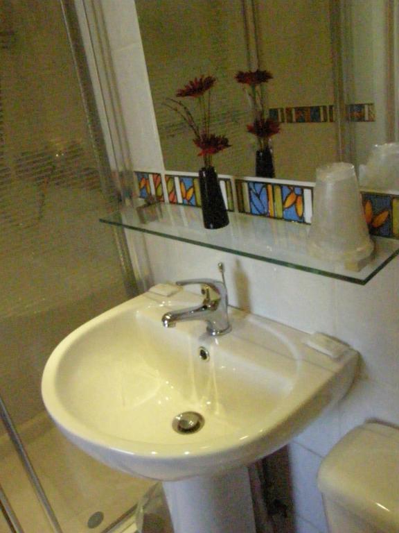 Leonardos Guest House Swansea Room photo